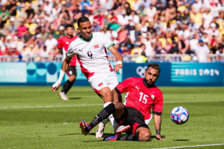 محمد طارق وسفيان رحيمي خلال مباراة مصر والمغرب